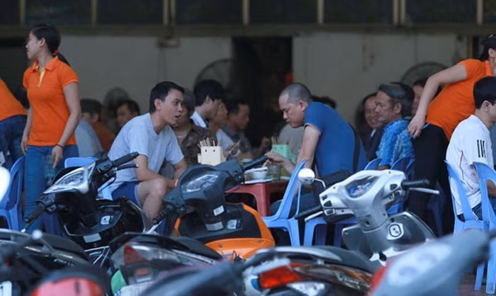 Mùa hè các quán bia luôn trong tình trạng chật cứng.