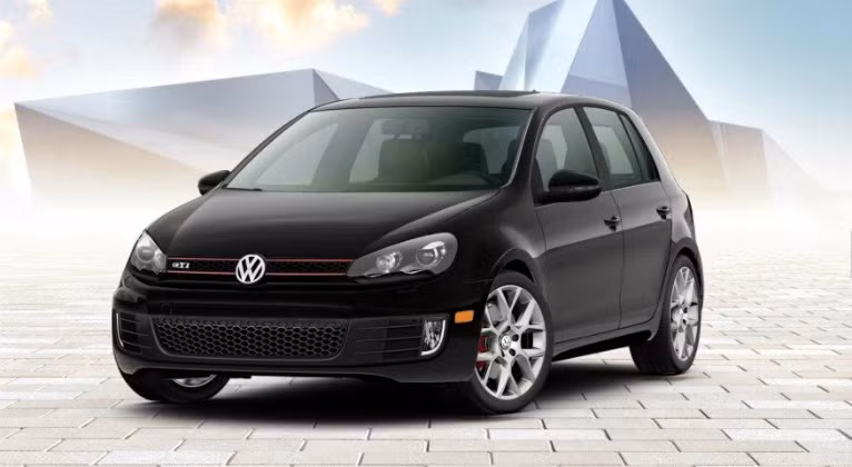Tuy nhiên, Zuckerberg không phải là người quá phô trương. Anh vẫn lái chiếc Volkswagen GTI màu đen có giá khoảng 30.415 USD.