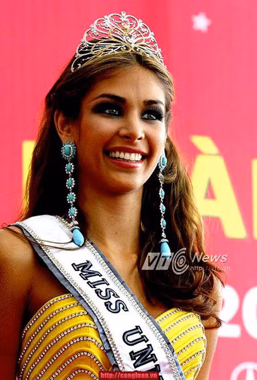 Hoa hậu Venezuela Dayana Mendoza giành chiến thắng tại cuộc thi HH Hoàn vũ 2008.