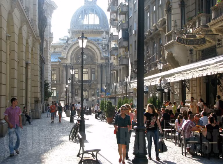 7. Bucharest, Ru-ma-ni: Mặc dù người dân địa phương luôn phàn nàn về thành phố “đổ nát” này là sản phẩm của chế độ cộng sản trong quá khứ nhưng cuộc sống ở đây lại có nhiều điều để bạn “thưởng thức”. Với 4,12 USD, bạn có thể mua một chai rượu vang hay một bao thuốc lá hạng sang. Giá các loại thực phẩm ở Bucharest cũng rất phải chăng.