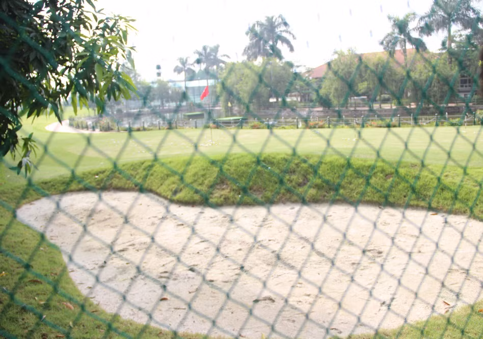 “Ban đầu, nhiều người sống xung quanh tưởng đây là khu du lịch sinh thái của một dự án xây lên nhằm phục vụ kinh doanh du lịch. Không ai nghĩ đây là tài sản tư nhân và người ngoài không được vào tham quan hay hưởng thụ”, một người dân sống gần khu resort của đại gia này ở Long Biên, Hà Nội cho biết.