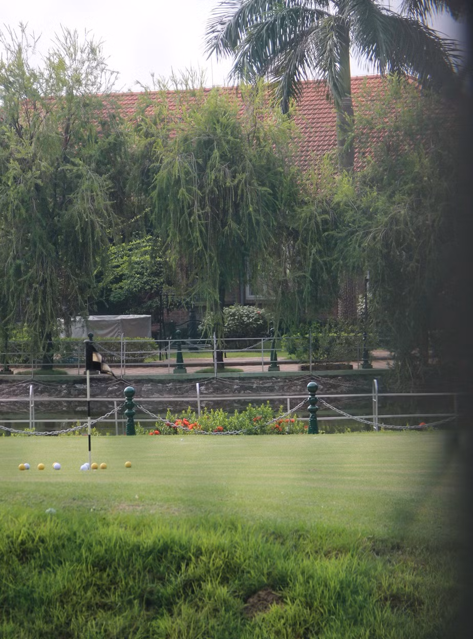 Bên cạnh sân golf là hệ thống hồ nước cùng vườn cảnh, nhà hàng cũng hoành tráng không kém để phục vụ cho nhu cầu nghỉ dưỡng của chủ nhân.