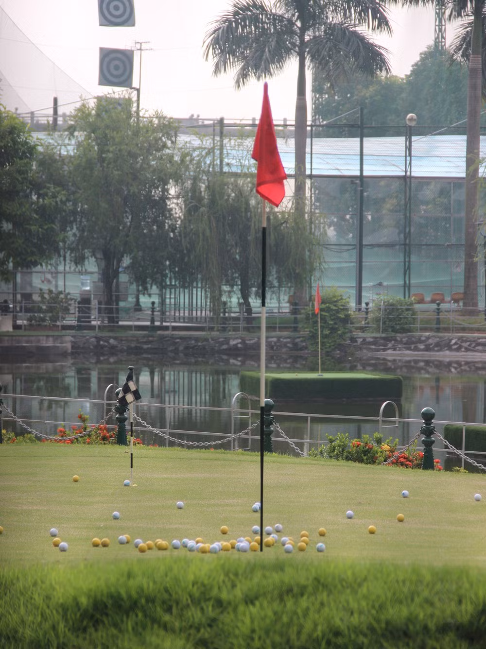 Đứng từ xa nhìn vào cũng có thể thấy sân tập golf được đầu tư xây dựng rất bài bản. Các nhân viên trong resort hoạt động liên tục trong ngày để chăm sóc thảm cỏ của sân gofl.