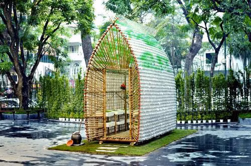 Một trang mạng về kiến trúc hàng đầu thế giới đã vinh danh một ngôi nhà bằng tre và chai nhựa ở Sóc Sơn, Hà Nội.