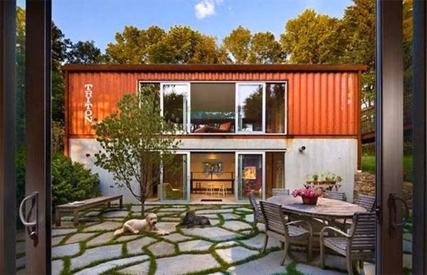 Tuy loại hình nhà container có nhiều ưu điểm vượt trội nhưng nó vẫn còn nhiều nhược điểm chưa thể khắc phục được. Theo ông Thắng, nhà container có hai nhược điểm lớn: thứ nhất là nó chưa phù hợp với cảnh quan đô thị bởi các thành phố lớn như Hà Nội và TP.HCM đều có nét đặc trưng về cảnh quan và các yếu tố truyền thống riêng. Thứ hai là thực tế loại nhà này chỉ có thể sử dụng trong vòng 10 năm vì điều kiện thời tiết của nước ta là nóng ẩm nên nguyên liêu rất dễ bị ô xi hóa.