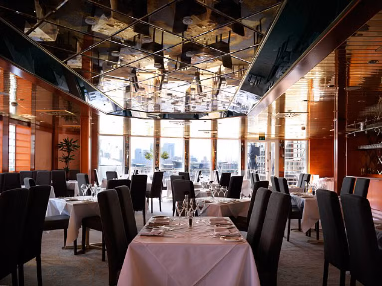 Phòng ăn được trang trí nhã nhặn, có thể nhìn ra nhà thi đấu O2 Arena hay trung tâm thương mại Canary Wharf.