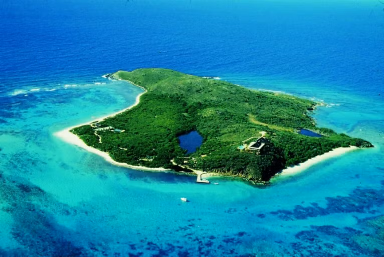  Đảo Necker của tỷ phú Richard Branson: Necker là đảo thuộc sở hữu của tỷ phú nổi tiếng, đồng thời là nhà sáng lập Tập đoàn Virgin, Richard Branson. Với diện tích rộng 74 mẫu Anh (300.000 m2) và sức chứa 28 khách, Necker là đảo chuyên tổ chức các lễ cưới, sự kiện hay đơn giản là nơi nghỉ dưỡng của giới đại gia.