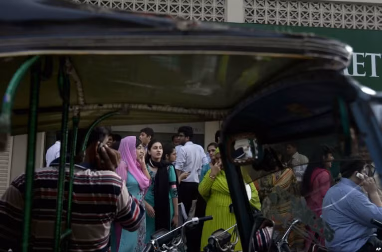 2. Karachi, Pakista:. Karachi được coi là một trong những thành phố lớn, phát triển nhanh nhất thế giới. Mặc dù vậy, cuộc sống ở đây lại không quá đắt đỏ. Bao thuốc lá hạng sang chỉ có giá 1,56 USD, rẻ hơn một ổ bánh mỳ.