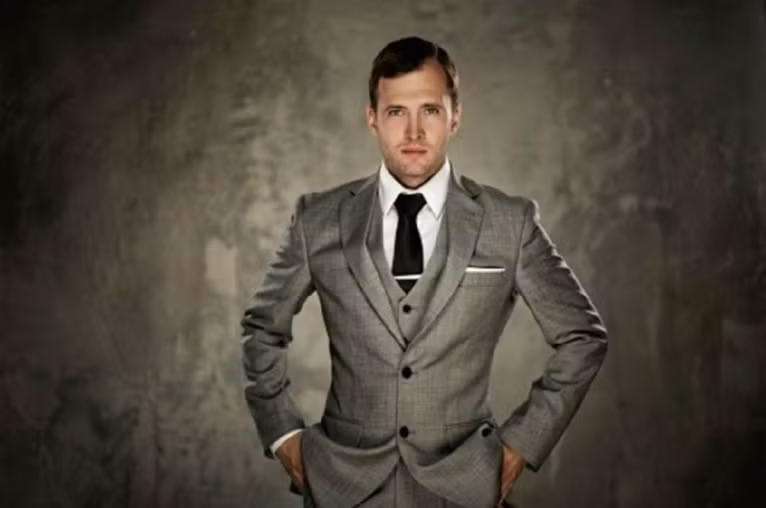 7. Desmond Merrion Supreme Bespoke, giá: 47.500 USD. Desmond Merrion là một trong những thợ may nổi tiếng nhất về huyền thoại Savile Row, London (Anh). Merrion đã dành rất nhiều tháng để hoàn thành bộ vest này. Được biết, tất cả các công đoạn may đều được làm thủ công.