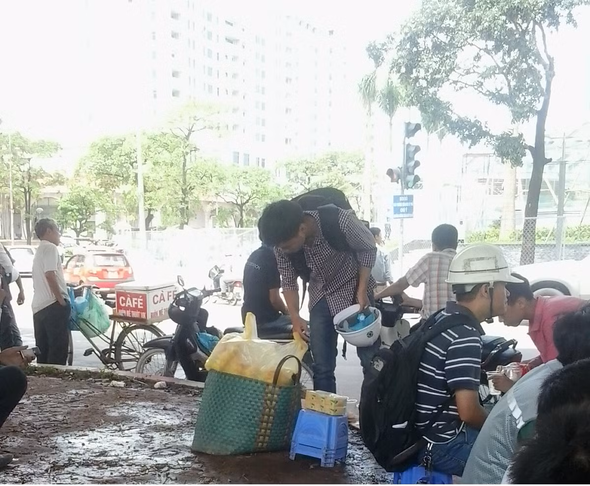 Thời điểm từ 10h đến 12h, các "quán" hàng ăn di động cũng được dịp hốt bạc. Trong ảnh là món bánh mì và sữa được lựa chọn nhiều vì khá thuận tiện.