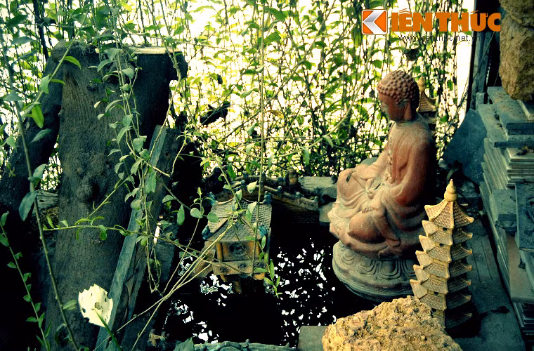 Vào đến sân, tuy diện tích khá nhỏ, nhưng gia chủ đã bố trí tiểu cảnh hồ nước với các bức tượng Phật, chùa tháp khiến không gian thêm vẻ tĩnh lặng, trầm mặc.