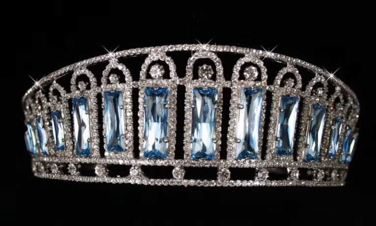  Vương miện Kokoshnik: Năm 1888, hoàng hậu Alexandra (vợ của Vua Edward VII) đã yêu cầu các nhà kim hoàn chế tác một chiếc vương miện lấy cảm hứng từ kokoshnik, một chiếc khăn đội đầu của các thiếu nữ vùng Taiga. Vương miện bao gồm hơn 60 thanh bạch kim và gần 500 viên kim cương. Ước tính, mỗi viên kim cương nặng hơn 3 carat.
