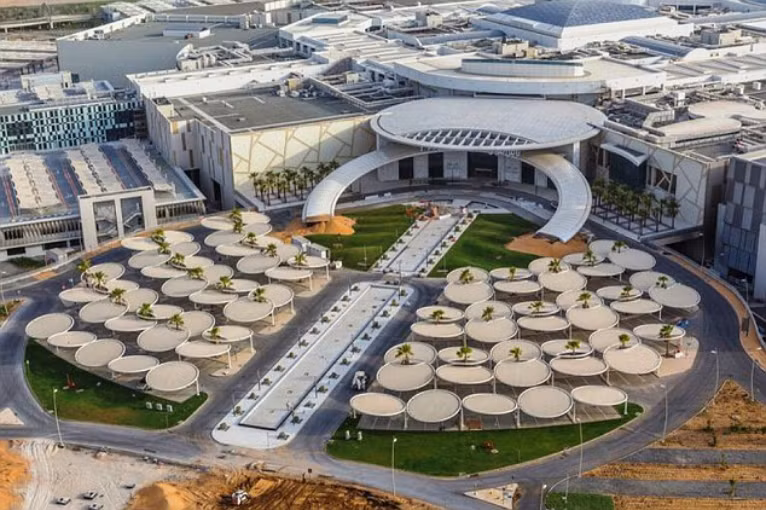 Yas Mall rộng 235.000 m2 với khoảng 10.000 chỗ đậu ô tô. Với 400 gian hàng, dự kiến, trung tâm thương mại này sẽ thu hút 20 triệu người mua sắm mỗi năm.