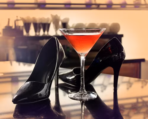 Tọa lạc giữa trung tâm thành phố bên Hồ Tây và Hồ Trúc Bạch thơ mộng, Summit Lounge (tầng 20, khách Sạn Sofitel Plaza Hà Nội) là điểm dừng cho những ai muốn thư giãn sau ngày làm việc bận rộn. Tại đây, khách có thể ngắm nhìn toàn cảnh thành phố Hà Nội khi hoàng hôn buông xuống và thưởng thức những hương vị cocktail đặc biệt.
