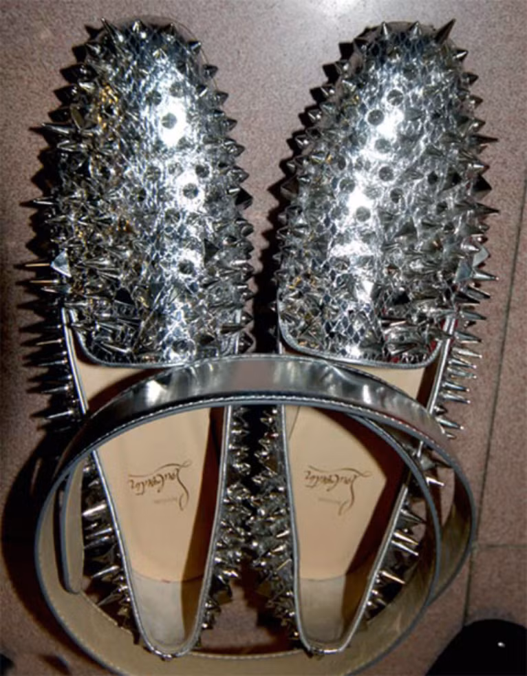 Đôi giày nạm đinh của thương hiệu Chiristina Louboutin đậm cá tính của nam ca sỹ.