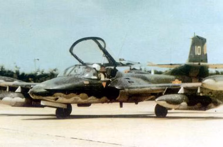 Máy bay cường kích hạng nhẹ A-37 biên chế trong Không quân Nhân dân Việt Nam. A-37 có khả năng mang 1,2 tấn vũ khí (bom, rocket, tên lửa) trên 8 giá treo. Trong chiến tranh bảo vệ biên giới Tây Nam và biên giới phía Bắc, không quân ta đã sử dụng rất thành công tiêm kích F-5E và A-37 với nhiệm vụ không kích mục tiêu mặt đất. 