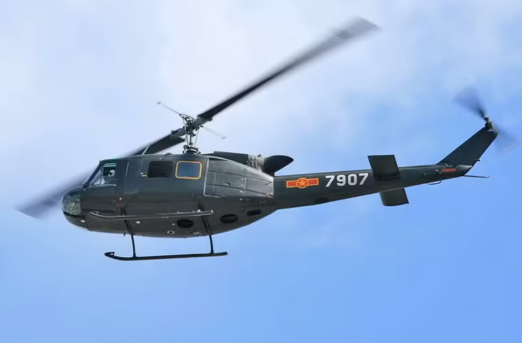 Về lực lượng trực thăng, không quân ta ngoài những chiếc Mi-6/8 của Liên Xô cũng được bổ sung thêm vài chục chiếc trực thăng đa dụng UH-1 (Mỹ chế tạo) có thể vừa làm nhiệm vụ tải quân, tải thương vừa thực hiện yểm trợ hỏa lực (bằng súng máy và rocket). 