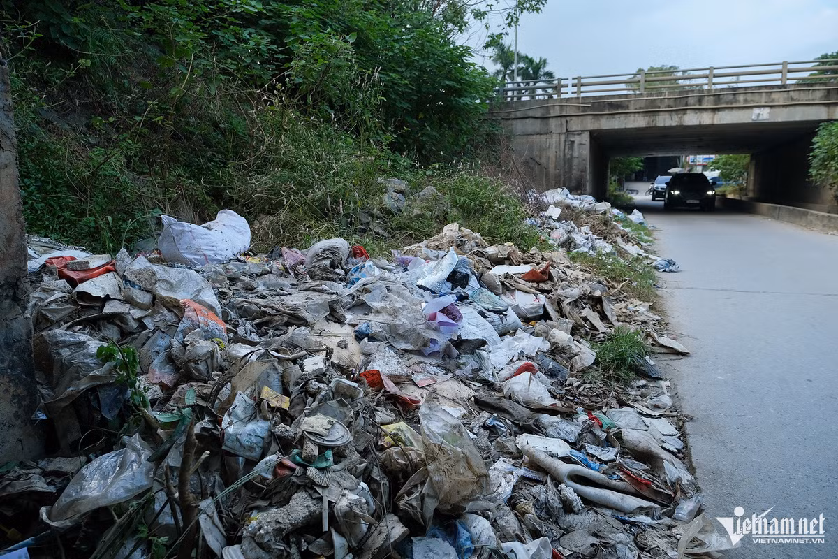 Hầm chui dân sinh cũng trong tình trạng nhiều loại rác bủa vây.