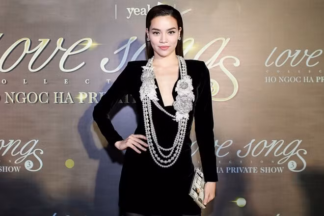 Một bộ váy đen quyền lực của Hà Hồ được cô diện trong sự kiện này.