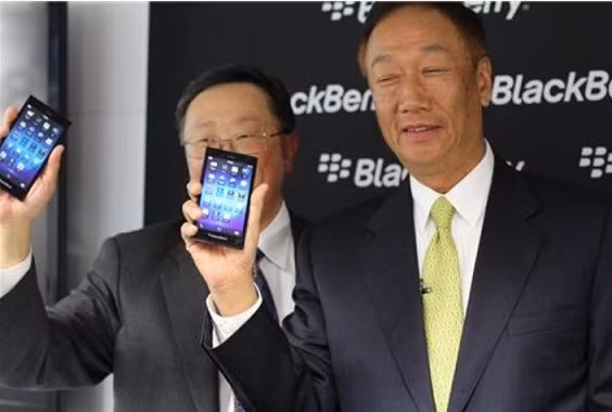 Song hành cùng với BlackBerry Z3 là mẫu điện thoại BlackBerry Q20 sử dụng bàn phím QWERTY vật lý đặc trưng của hãng. Đánh dấu sự trở lại của bàn phím QWERTY, track pad và phím chức năng quen thuộc, Q20 sẽ sở hữu màn hình 3,5” lớn nhất trong số các điện thoại dùng bàn phím QWERTY, đi kèm một khối pin có dung lượng lớn hơn các phiên bản đời trước.