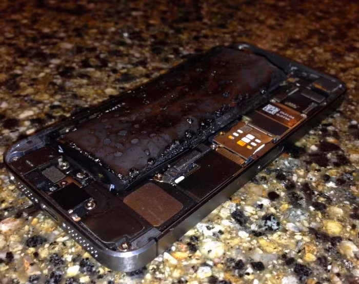 Trước khi phát hỏa, chiếc điện thoại iPhone 5S này đang được sử dụng để lướt Facebook.