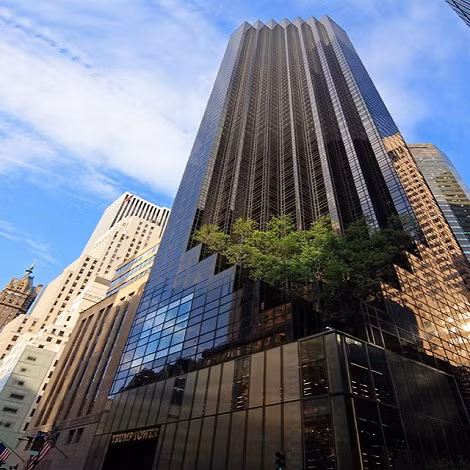  Trump Tower, thành phố New York. Trump Tower là tòa nhà chọc trời 68 tầng nhìn ra công viên trung tâm New York. Khu riêng tư của ông được kết cấu với vàng và kim cương trang trí, một đài phun nước trong nhà, trần vẽ tay công phu và một đèn chùm đáng kinh ngạc.