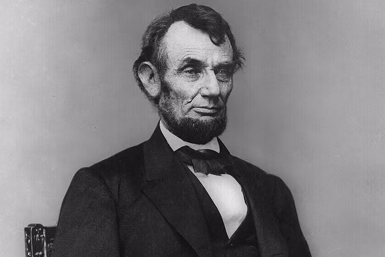 3. Trong thời thơ ấu, cả hai ông đều phải chịu nỗi đau mất mẹ: Mẹ của Lincoln qua đời vì ngộ độc sữa vào năm 1818, khi bà mới 34 tuổi.