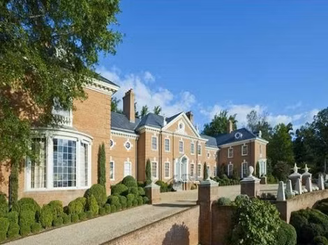  Albemarle House, Charlottesville, Virginia. Donald Trump đã mua khu ở này với giá 62 triệu USD cho giải trí. Tòa nhà có 45 phòng và bao gồm một nhà hát, chuồng ngựa, hầm rượu vang 3500 chai, phòng ngồi 2.000 chỗ và một phòng khách rộng lớn.