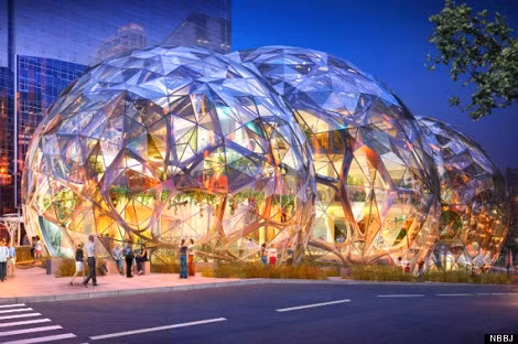 Mái vòm sinh học Amazon – Seattle: Những mái vòm sinh học là một ý tưởng táo bạo và xa xỉ, gồm công viên, các cửa hàng bán lẻ và các tòa nhà thu nhỏ. Bên trong những quả cầu thủy tinh này sẽ là không gian vui chơi giải trí rộng lớn cho cả người lớn và trẻ em.