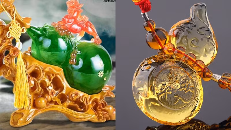  Thân hồ lô được khắc hình Tiên Đồng - Ngọc Nữ và chữ Hỷ, thể hiện mong muốn tốt lành cho duyên số và mối quan hệ vợ chồng. Phần cuối sợi dây có chùm quả ngũ hành giúp cân bằng âm dương và khí hậu hòa hợp. 
