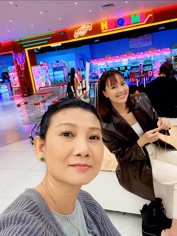 Mới đây, NSND Mỹ Uyên lại Bắc tiến khi tham gia phim "Trạm cứu hộ trái tim". Trong phim, chị là một người sống lương thiện, tần tảo nuôi con (nhân vật do Quang Sự đóng). Nhân vật của NSND Mỹ Uyên dành hết tình yêu thương cho con trai và khi có con dâu (nhân vật do Hồng Diễm đóng) bà cũng yêu con dâu mình như con gái ruột. NSND Mỹ Uyên cho biết, thời gian qua chị rất bận vừa làm quản lý, vừa giảng dạy, vừa diễn sân khấu nên đã từ chối nhiều kịch bản gửi đến. Tuy nhiên, khi thấy khán giả liên tục hỏi sao dạo này không thấy Mỹ Uyên đóng phim, chị chợt nhận ra là cần phải dành thời gian để gặp gỡ khán giả truyền hình.