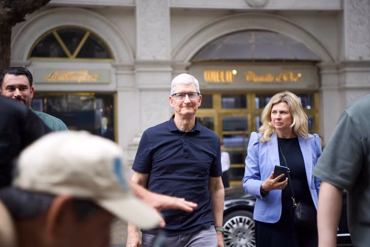 Ngay khi đến thủ đô Việt Nam, vị CEO của Apple chia sẻ rằng không có nơi nào như nước ta, một đất nước sôi động và xinh đẹp. Ông vô cùng hào hứng khi được tới đây kết nối với các sinh viên, nhà sáng tạo và khách hàng, hiểu hơn về sự đa dạng trong cách họ sử dụng sản phẩm của Apple để làm nên những điều phi thường. Ảnh: Phạm Duy.