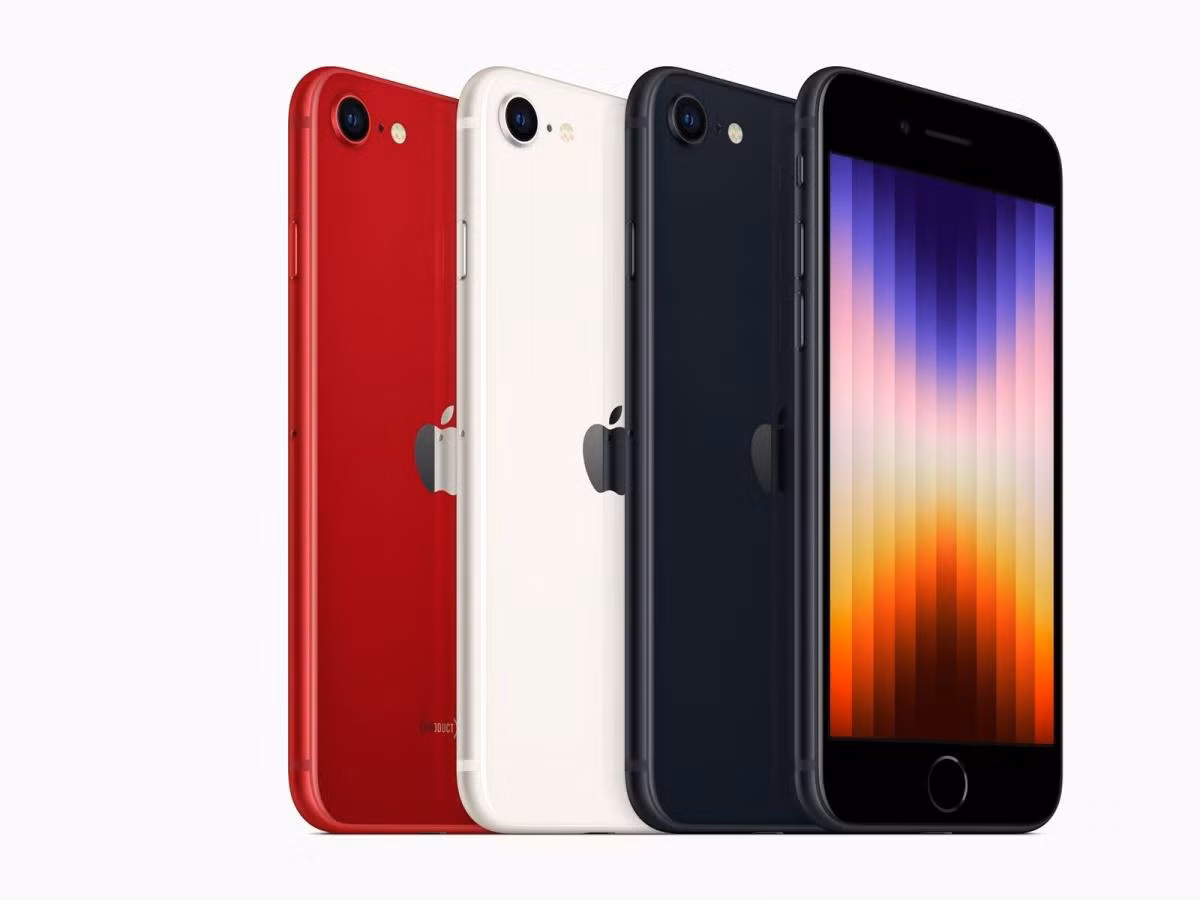 Thứ hai là nó có màn hình 4,7 inch khá thuận tiện để sử dụng bằng một tay. Thứ ba đó là sức mạnh của con chip Apple A15 kết hợp với việc tối ưu hóa iOS là đủ để người dùng yên tâm sử dụng tiếp tục trong 5 năm nữa. Thêm vào đó máy còn có camera đơn tốt và pin dùng được cả ngày.