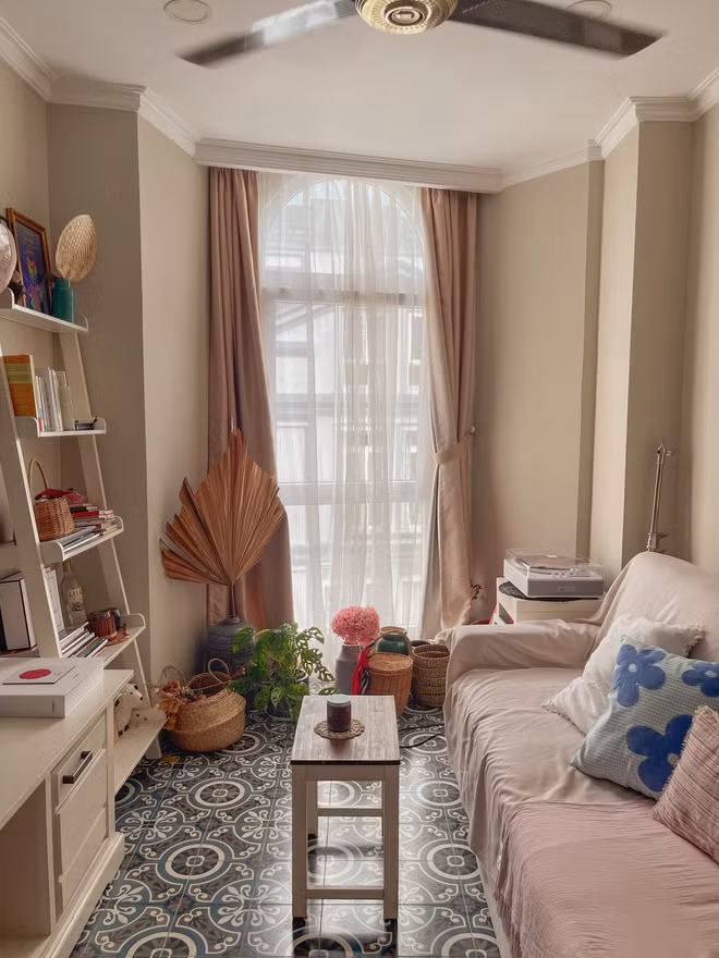 "Căn hộ mình đang thuê rộng 50m2 ở khu Thảo Điền. Ba năm trước, khi mới về Việt Nam mình cũng sống trong khu này nhưng ở tòa khác. Đến tháng 3 năm nay, mình đã chuyển sang nhà mới - là căn hộ hiện tại vì thích cảm giác dễ thương và ấm áp ở nơi này". "Nàng thơ" của Đen Vâu chia sẻ trên Phụ nữ số.
