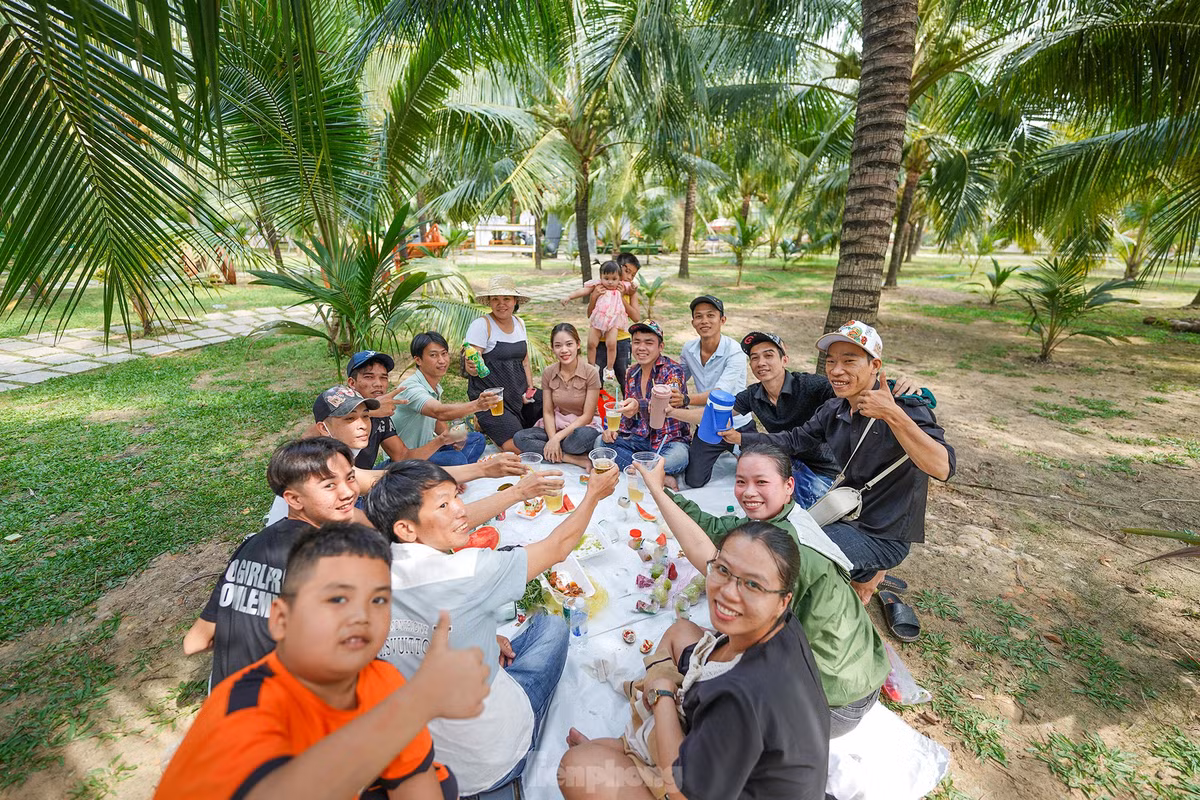 br/> Một đại gia đình tránh nóng vườn dừa bên trong KDL Suối Tiên ngày cận lễ.