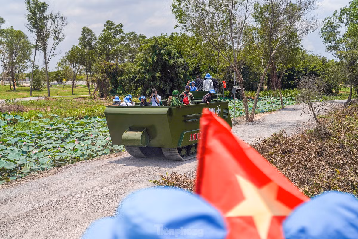 br/> "Lễ 30/4 là kỷ niệm Giải phóng miền Nam, thống nhất đất nước lại được trải nghiệm và có những bức ảnh độc đáo này thì thật ý nghĩa", cô Thuý Hằng (73 tuổi, du khách đến từ huyện Củ Chi, TPHCM) chia sẻ.