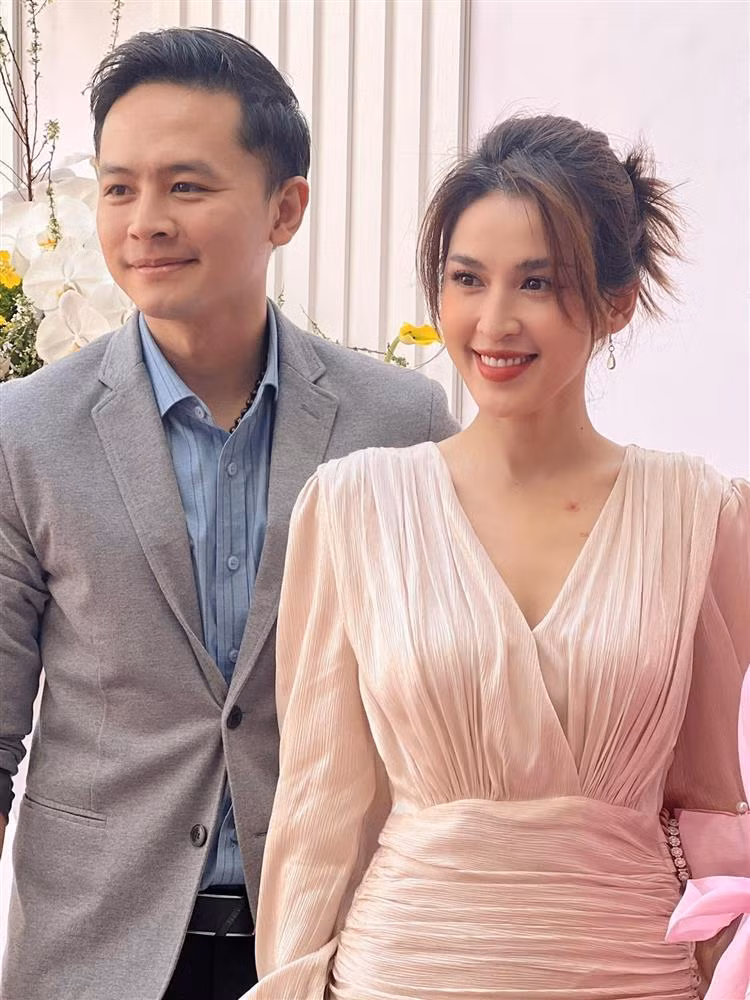Cũng theo Tú Vi, ông xã là người hiền lành, nhẫn nhịn. Điều này giúp cả 2 có cuộc hôn nhân hòa thuận, không xảy ra mâu thuẫn.