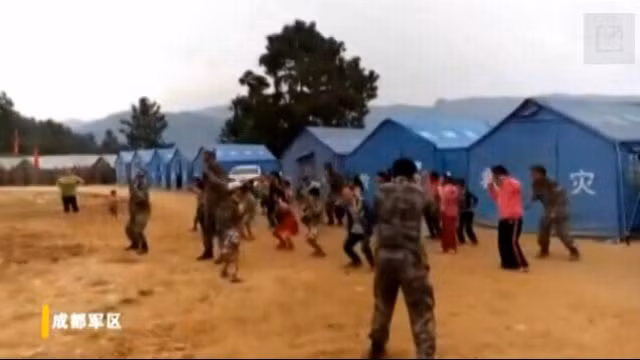 Các binh sĩ là người dạy những đứa trẻ nhảy múa.