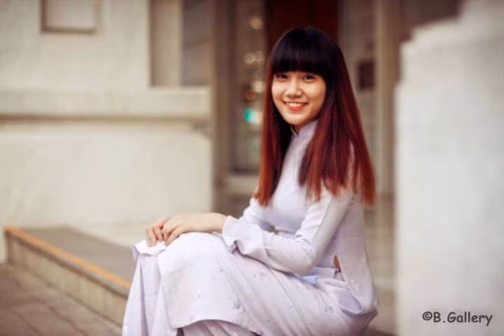Fei Khanh tên thật là Trương Phạm Nhất Khanh, cô bạn sinh năm 1995 người Cà Mau hiện đang sinh sống tại TP HCM. Fei Khanh là nữ MC được cư dân mạng biết đến với tài ca hát và đặc biệt là nhảy rất giỏi.