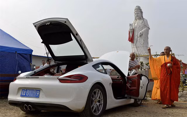 Hình ảnh nhà sư làm lễ, vẩy nước thánh cầu may mắn cho chiếc xe Porsche.