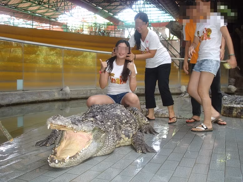 Thú vui "tự sướng" với những loài động vật gớm ghiếc, nguy hiểm như thế này đôi khi thách thức cả những chàng trai dũng cảm. Tuy nhiên với các cô gái này, đây cũng chỉ là chuyện nhỏ.