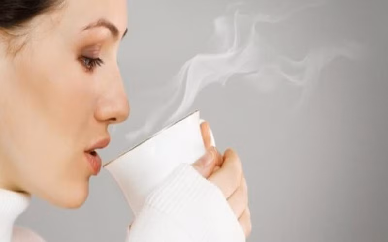 Uống nước ấm mỗi ngày: Nước ấm có khả năng làm tăng hoạt động trao đổi chất tới 24-30% trong khoảng thời gian từ 1-1,5 tiếng, giúp đốt cháy calorie. 