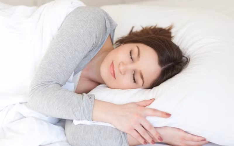 Ngủ nhiều và đủ giấc: Thiếu ngủ sẽ gây ra cảm thấy mệt mỏi, đồng thời khiến cơ thể tích tụ nhiều mỡ hơn bình thường.