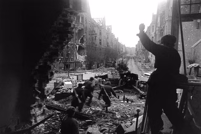Hai quân đoàn thực hiện nhiệm vụ tấn công Berlin là Phương diện quân Belarussia số 1 của Nguyên soái Georgy Zhukov và Phương diện quân Ucraine số 1 do Ivan Konev làm tư lệnh. Thống soái Stalin đã ngầm cho phép sự cạnh tranh giữa 2 vị nguyên soái. Khi đó Konev bị cuốn vào cuộc cạnh tranh và cho quân phá vỡ ranh giới giữa hai mặt trận. Kết quả là trung tâm Berlin bị bao vây bởi Phương diện quân Belarussia số 1, trong khi Phương diện quân Ucraine 1 đảm nhiệm yểm trợ.