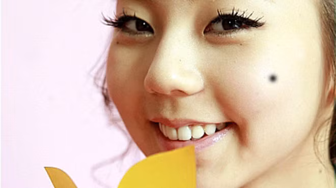 Nốt ruồi ở xương gò má: Nếu trên xương gò má xuất hiện nốt ruồi thiên tướng nghĩa là trên con đường quan trường bạn sẽ có vị trí và quyền lực nhất định, nếu đó là nốt ruồi xấu thì bạn dễ tin người, nên cũng dễ bị người khác bán rẻ, trong tình yêu hay gặp cảnh có kẻ thứ ba xen ngang tranh cướp, làm việc tốt cũng dễ bị kẻ khác tranh công. Không chỉ vậy, bạn cũng có nguy cơ tiềm ẩn về bệnh tim và tuần hoàn máu, do đó nên chú ý đề phòng chăm sóc bản thân hằng ngày.