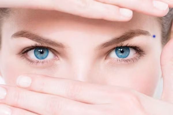 Nốt ruồi ở đuôi lông mày: Trong tướng học đây được coi là vị trí “Thái Hà”, tượng trưng cho những con người lí trí và tài năng. Khi lông mày có nốt ruồi thiên tướng nghĩa là bạn sẽ luôn ngập tràn niềm vui, mối quan hệ của bạn với mọi người thường rất tốt, làm ăn được hanh thông thuận lợi.