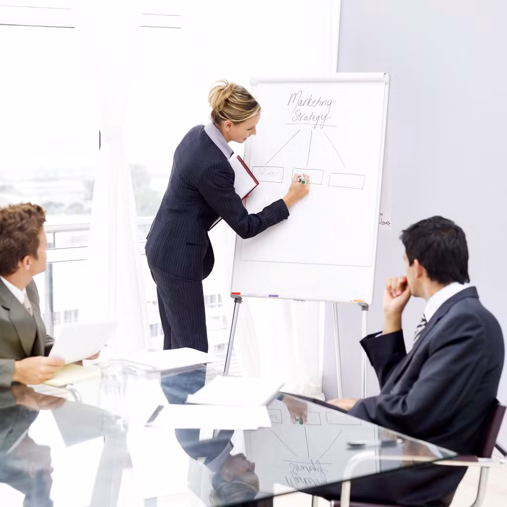 Hằng ngày, con người luôn bận rộn trong guồng quay công việc. Có những người gặp may mắn trong sự nghiệp, làm gì cũng thuận buồm xuôi gió như cá gặp nước, công việc ngày càng thăng tiến, phát triển mạnh mẽ. Nhưng ngược lại, cũng có những người làm gì cũng gặp trắc trở, khó khăn liên miên, sự nghiệp trì trệ khó phát triển dù bản thân rất sáng tạo, suy nghĩ độc đáo nhưng vẫn không tài nào phát huy được sở trường, không tạo lập được cho mình “mảnh đất phát triển” riêng.
