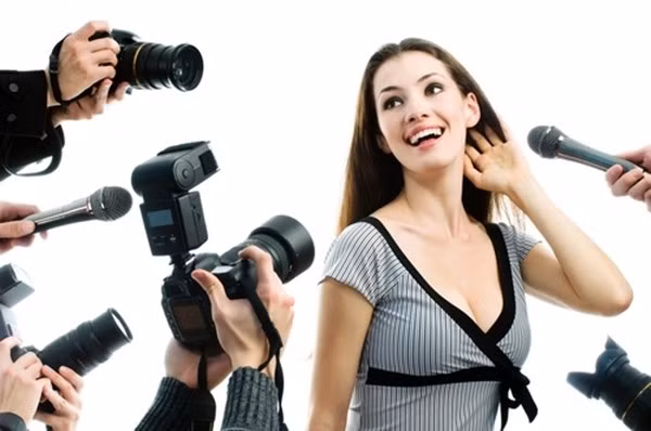 Trán có nốt ruồi: Theo diện tướng học, phần trán được coi là phần dành cho cung sự nghiệp. Người có gồ trán cao, trơn bóng sẽ có sự nghiệp vượng phát, thường hay gặp quý nhân giúp đỡ, có môi trường phát triển tốt.