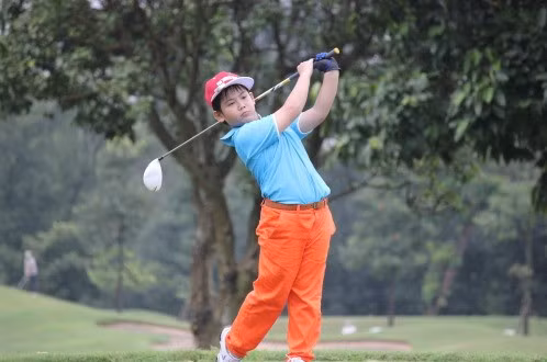 10, Đặng Quang Anh, Đặng Minh Anh (Golf): Đây là 2 tài năng đầy hứa hẹn của làng golf Việt Nam dù tuổi đời còn rất trẻ. Quang Anh (ảnh, 9 tuổi) từng đứng hạng 2 giải golf vô địch trẻ thế giới 2013 tại Malaysia dành cho lứa tuổi U8. Sau đó, cậu tiếp tục vô địch giải golf trẻ Việt Nam 2014 dành cho lứa tuổi U10. Ảnh: Tuổi Trẻ.
