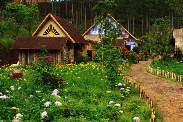 Làng Cù Lần cách thành phố Đà Lạt chừng 20km, nằm giữa núi rừng xanh tốt, dưới chân núi Langbiang thuộc địa phận thôn Suối Cạn, xã Lát, huyện Lạc Dương, Lâm Đồng...